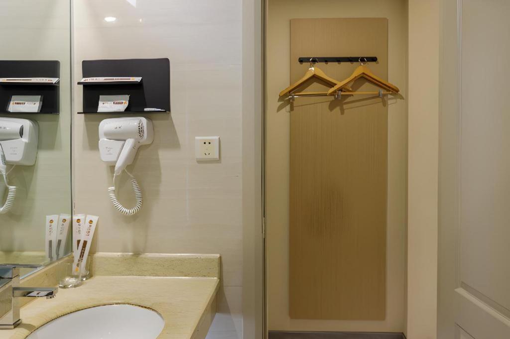 Jingtu Hotel Zhanjiang Dingsheng Plaza Store Esterno foto